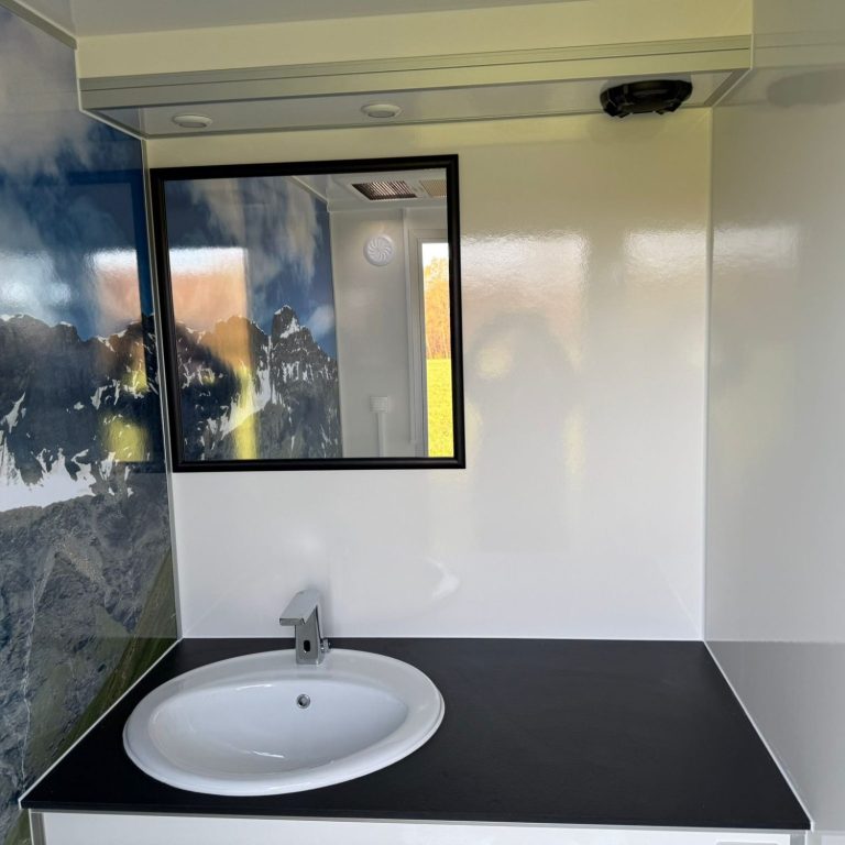 Miet-WC autark mehrere WCs auf einem Feld Miet-WC autark mehrere WCs auf einem Feld