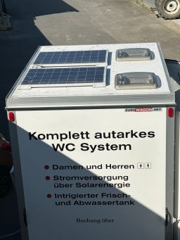 Miet-WC autark Toilettenkabine in grün Miet-WC autark Toilettenkabine in grün